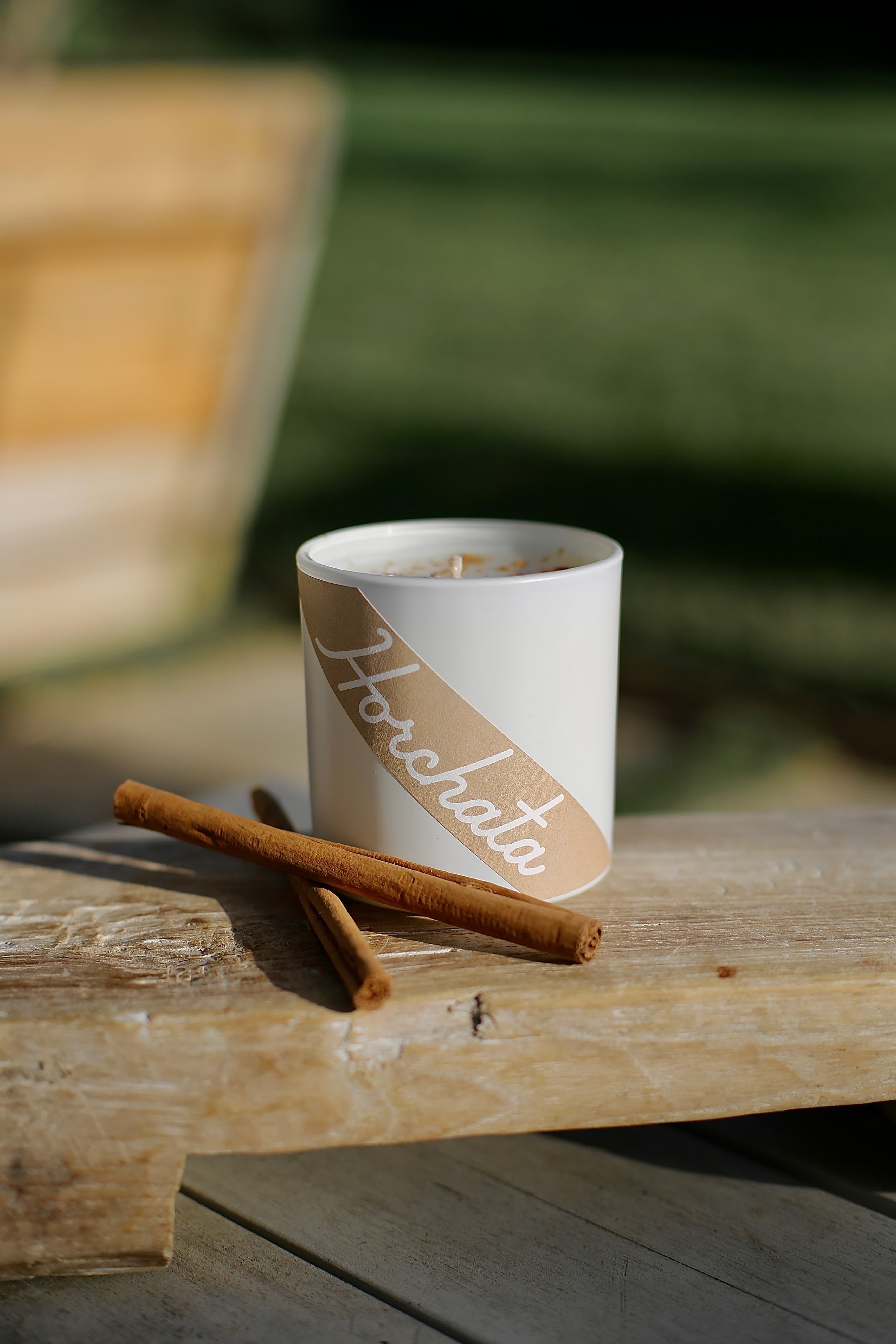 SIN-MIN-LARGE-HORCHATA-CANDLE-CINNAMON-AND-VANILLA-WITH-CINNAMON-STICKS-AND-FADED-BACKGROUND
